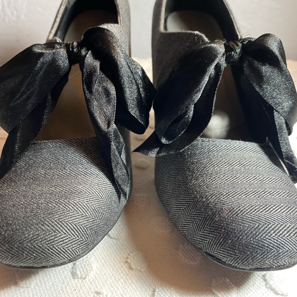 Ann Marino grey Herringbone Pumps with Black Satin Bow Accent - Picture 4 of 16